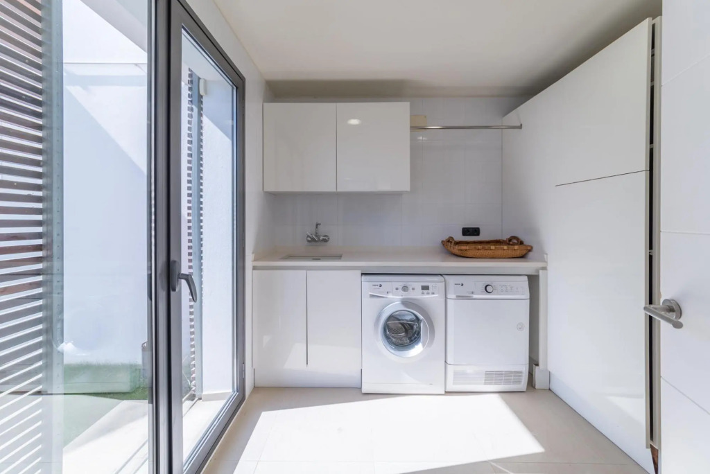 Claudia in L'Escala with 5 bedrooms and 4 bathrooms