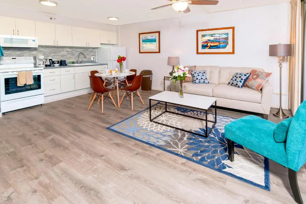 Beautiful 24th Floor Condo with AC - WiFi, Parking - Short Walk to Beach
