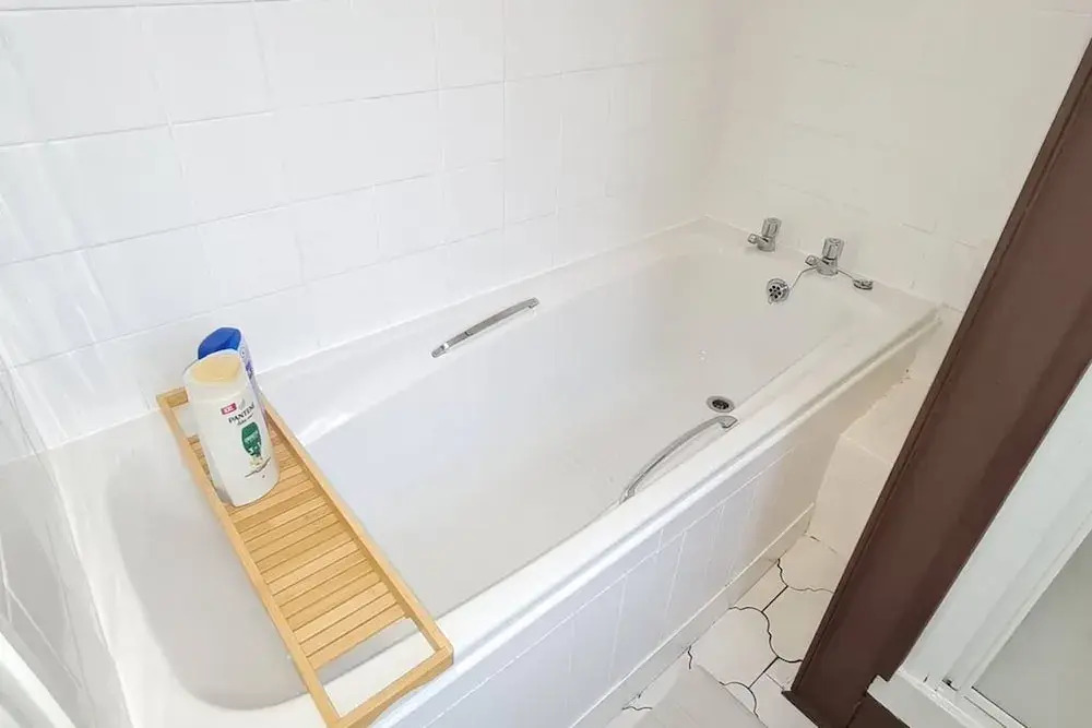 Large 3 Bed Flat Free Parking