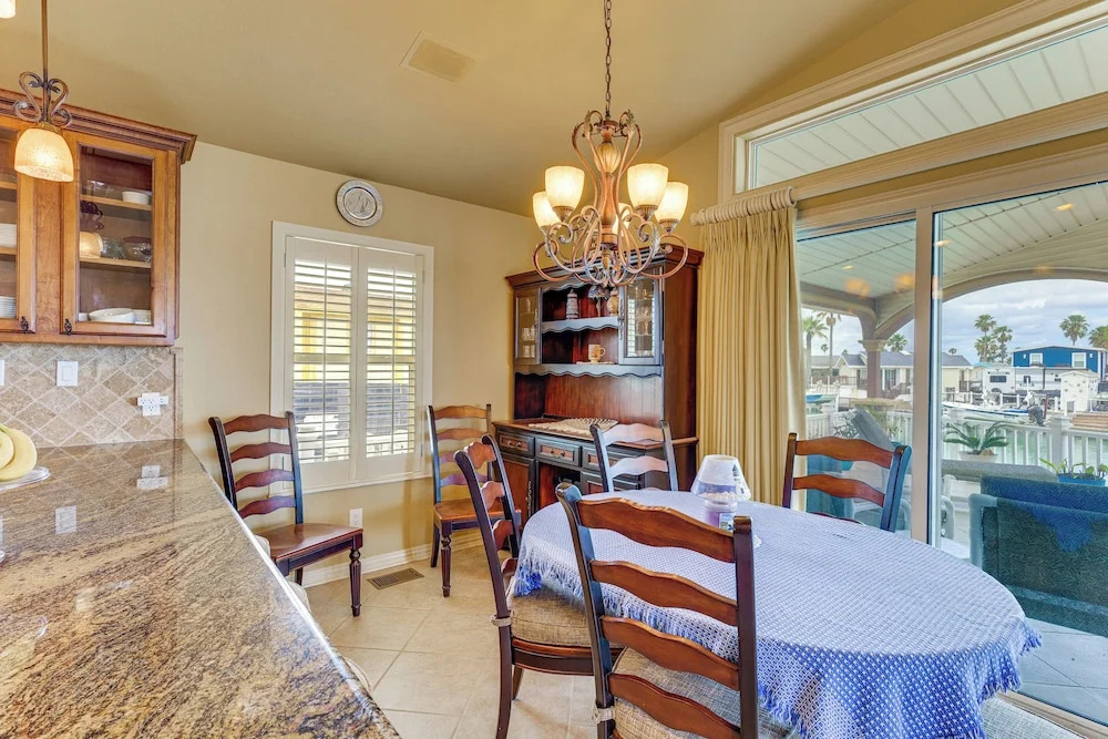 Wildlife Views & Dock! Long Island Village Escape
