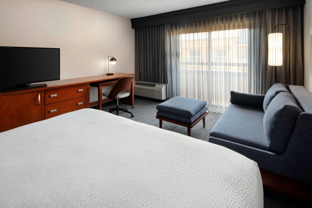 Courtyard by Marriott Bakersfield