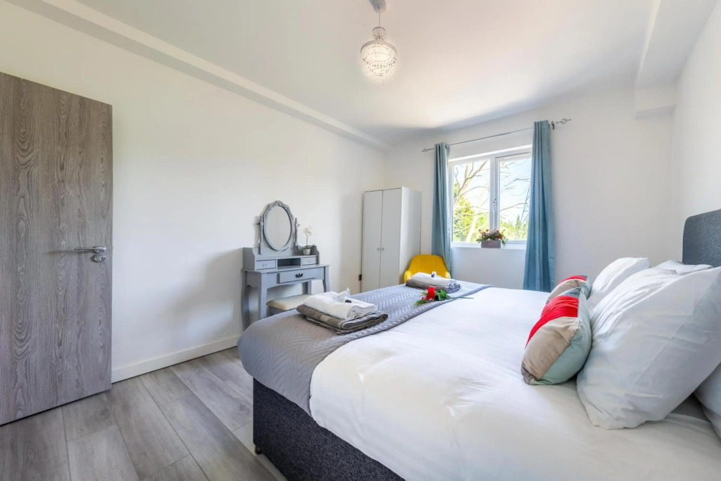 Ash View Place 3 -heathrow - Thorpe Park - Free Parking