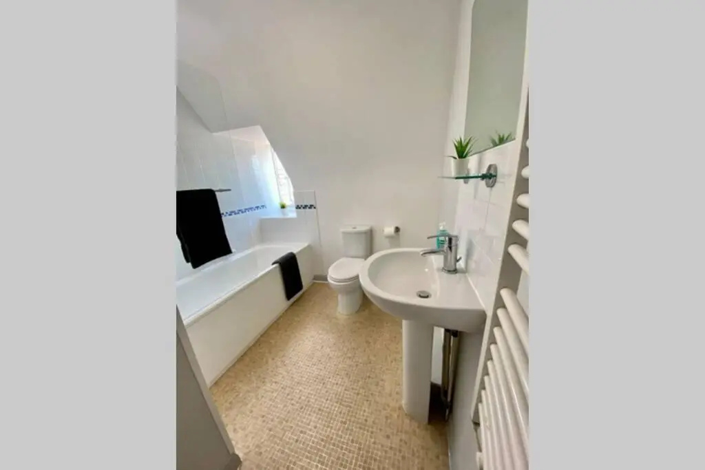 Stunning Apartment - 5 Minute Walk to the Best Beach! - Great Location - Parking - Netflix - Fast WiFi - Smart TV - Newly decorated - Close to Bournemouth & Poole Town Centre & Sandbanks