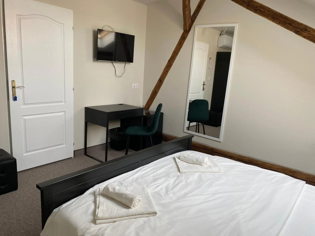 Theater Guesthouse with Parking