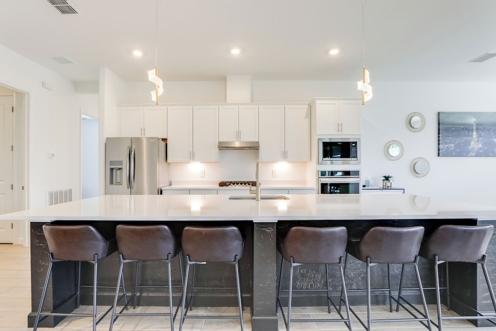Resort-style Living! Walkable Bradenton Getaway