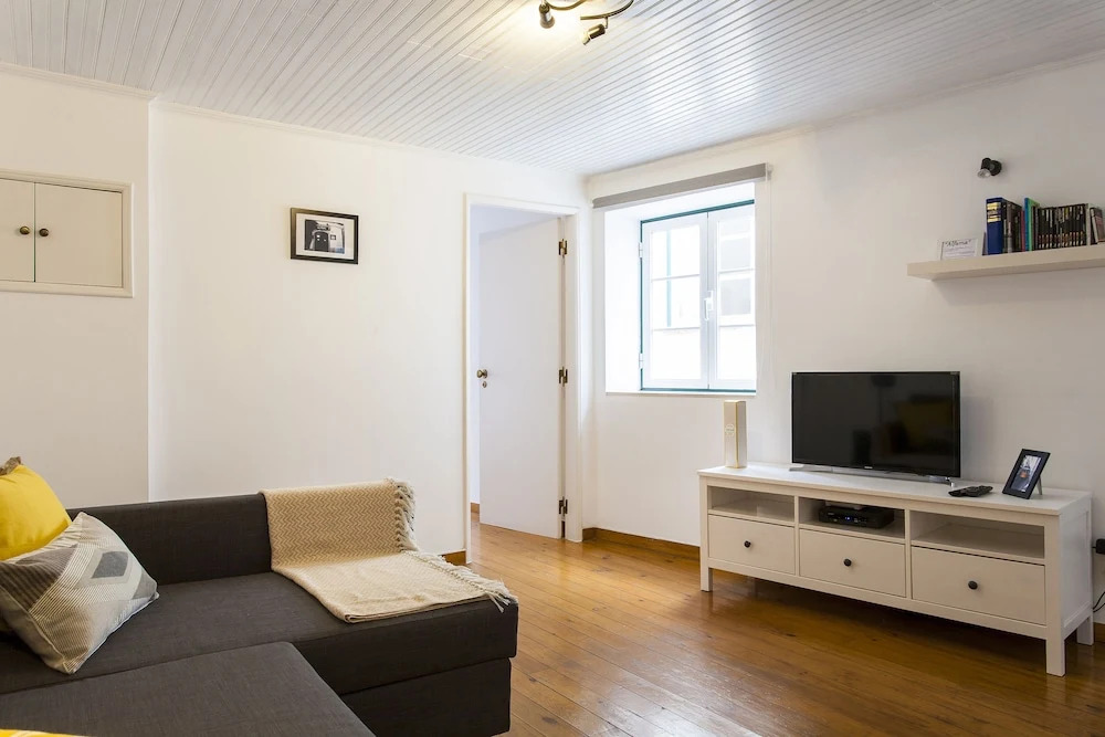 JOIVY Charming 2BR Apt w/ workspace at the heart of Alfama