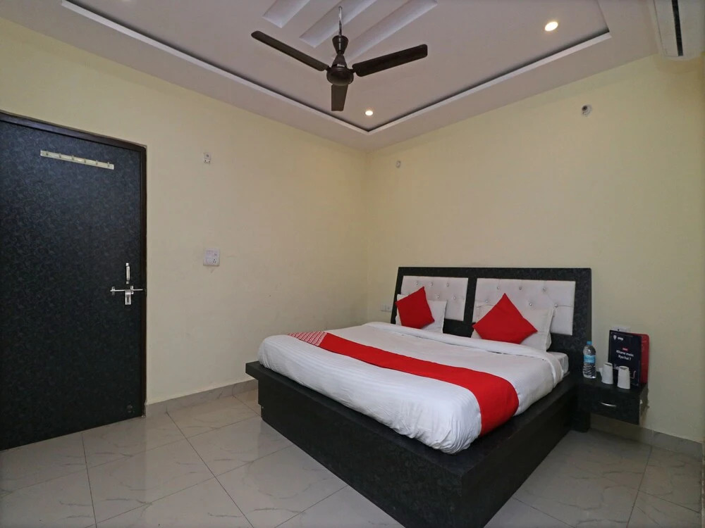 OYO 11572 Hotel Radha Regent