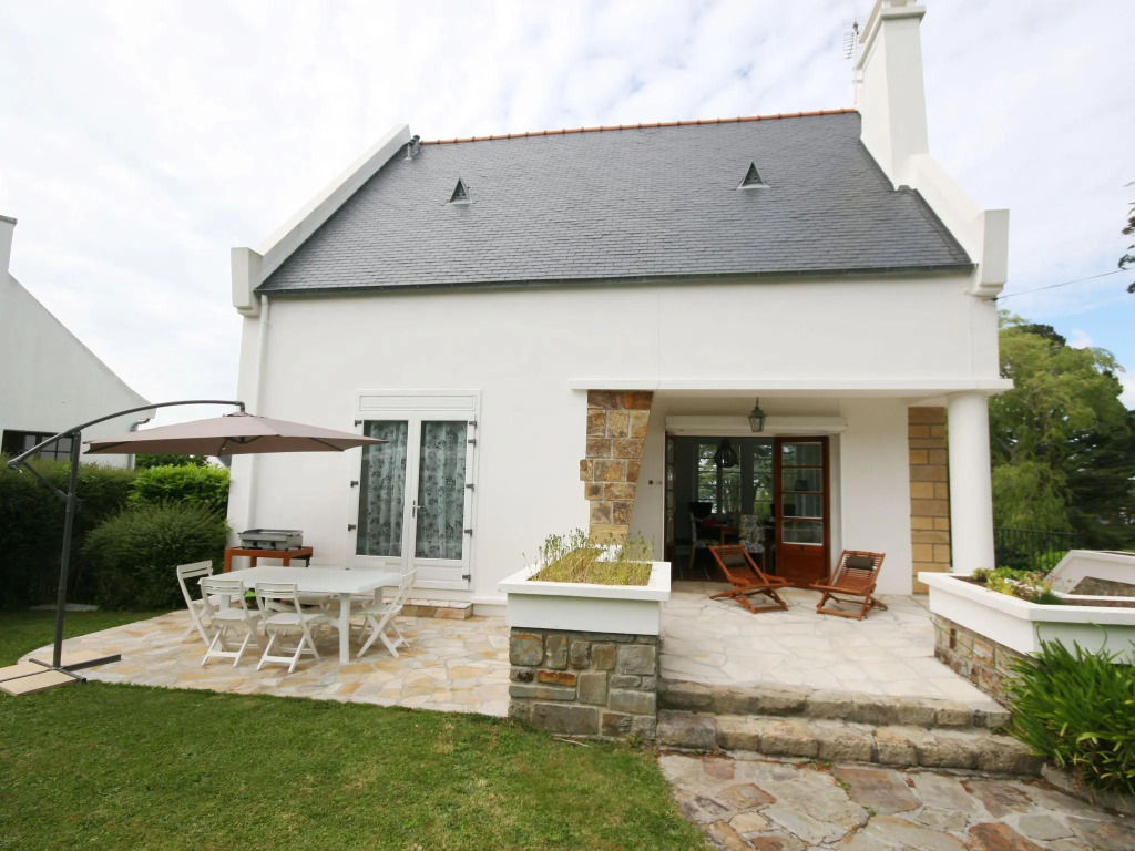 Modern Holiday Home in Crozon with Terrace
