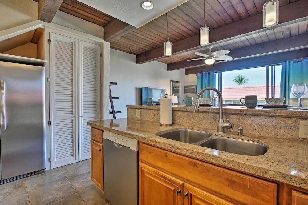 Kona Condo w/ View, Walk to Beach & Restaurants