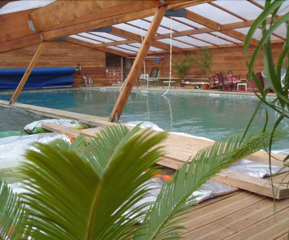 Gîte LAnge Blanc 12 chambres, 28 personnes, piscine couverte chauffée