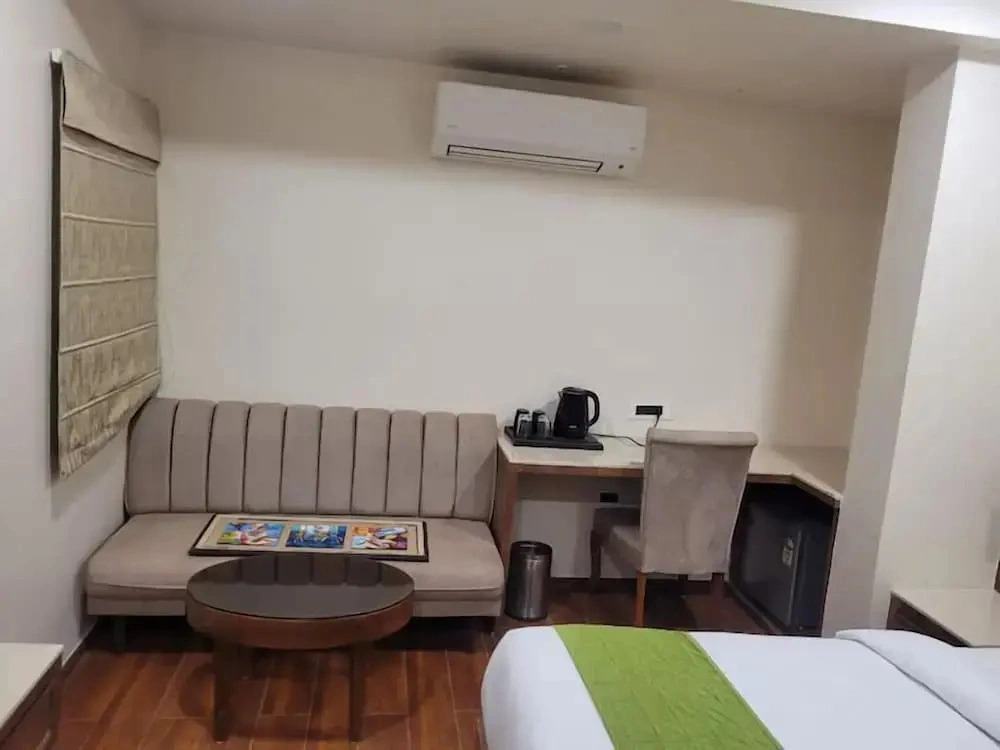 HOTEL EMERALD INN