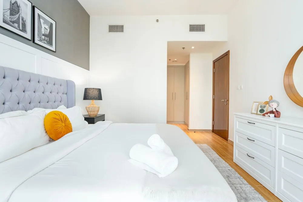 Whitesage - Fabulous Canal Views from This Waterfront Luxe Apt