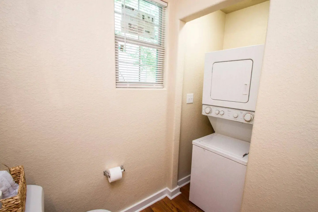 One Bedroom Apartment Near Downtown with Sleeper