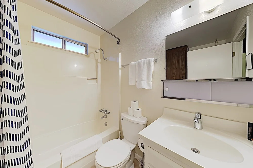828 Alameda Ave Home - 3 Br home by RedAwning