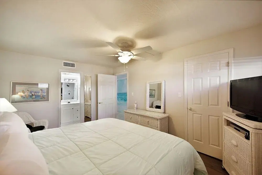Gulf Shore Condo #203 - 1 Br condo by RedAwning
