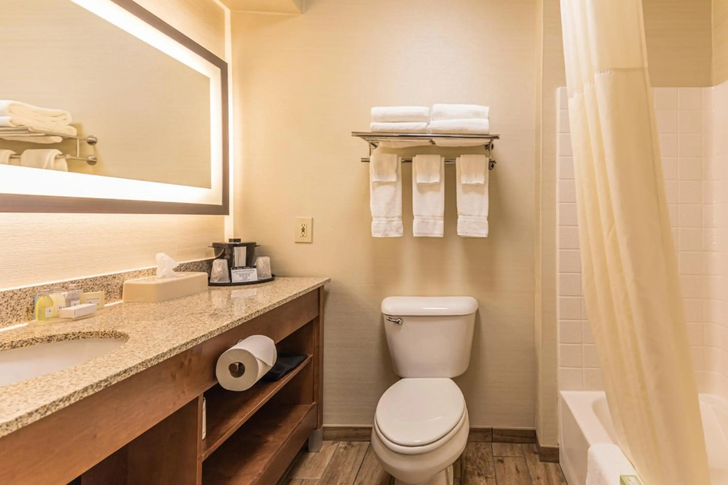 Coshocton Village Inn & Suites