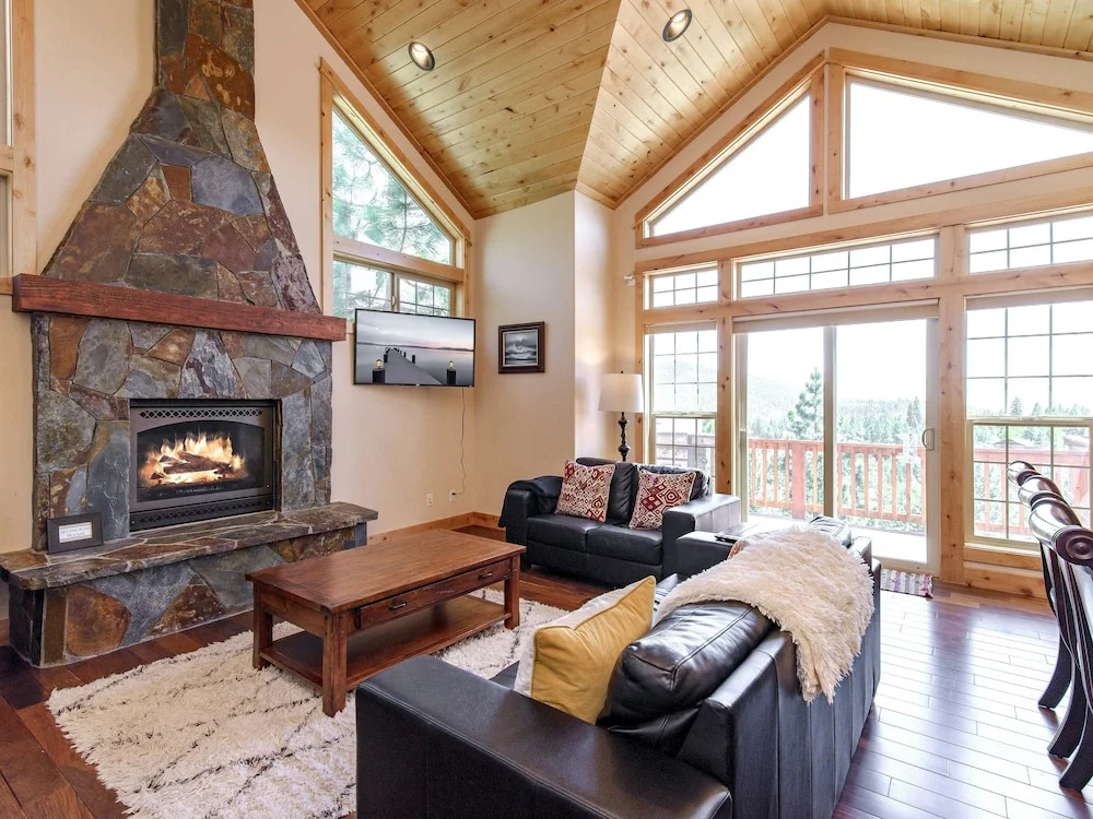 Stunning and Spacious in Truckee by RedAwning
