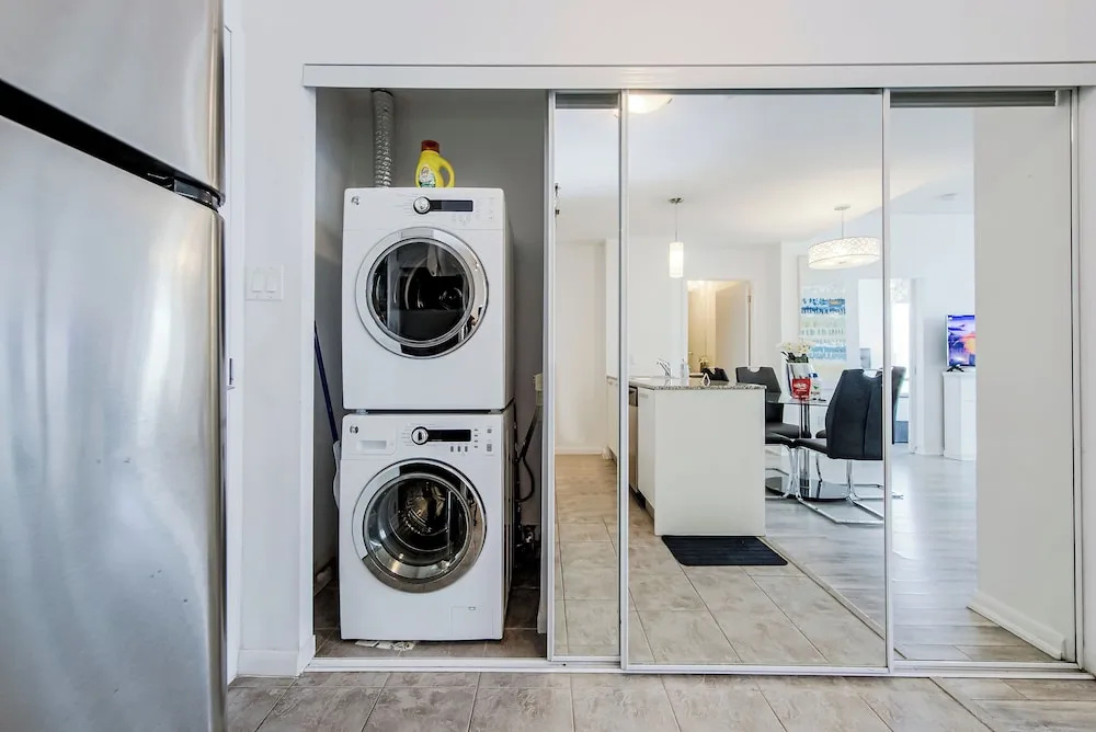 2 Bedroom Condo Sleeps 6 Near Sick Kids Hospital, Tgh, Princess Margaret, U of T