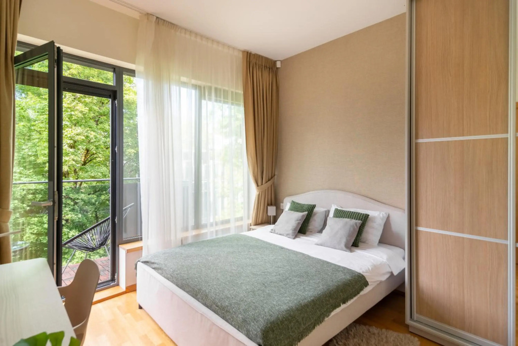 2 Bedroom Apt, 2 garage spots & balconies, self check-in, by Cohost