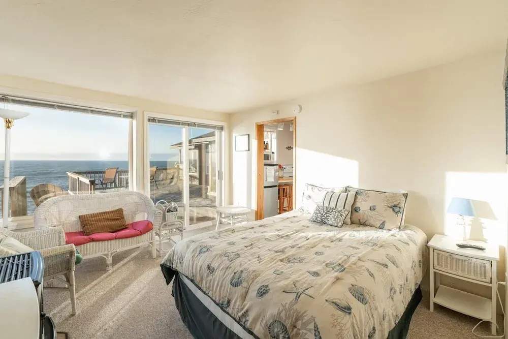 Whale Pointe 2 Br cottage by RedAwning