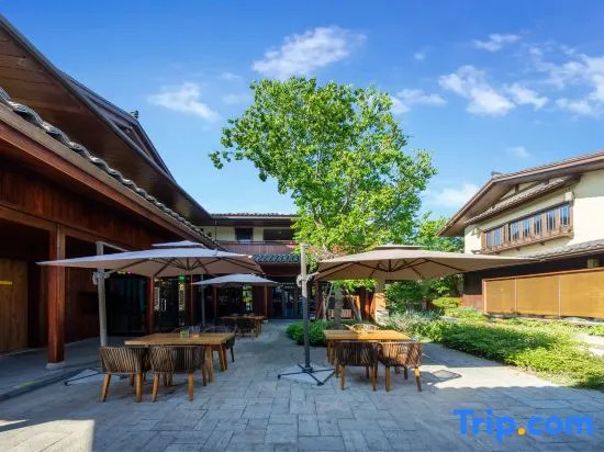 Blossom Hill Yuejingzhuang Hotel