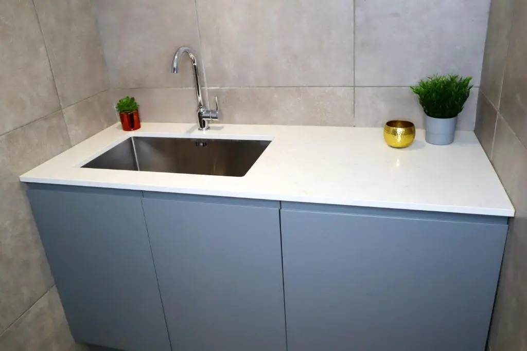 Trendy Urban Industrial Apartment - Great Location - Parking - Netflix - Fast WiFi - Smart TV - Beautiful 2 Double Bedroom Apartment sleeps up to 4!