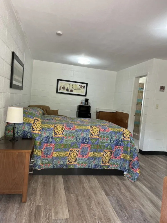 Driftwood Inn and Lodge by the lake