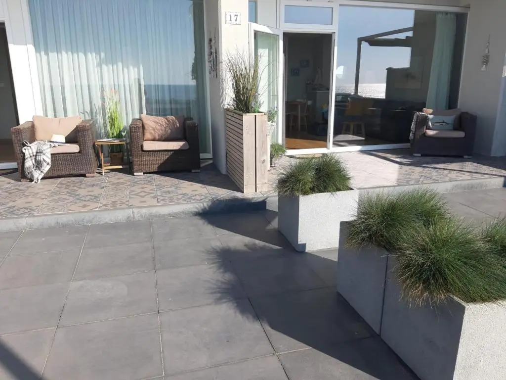 Benny's Beach House 2