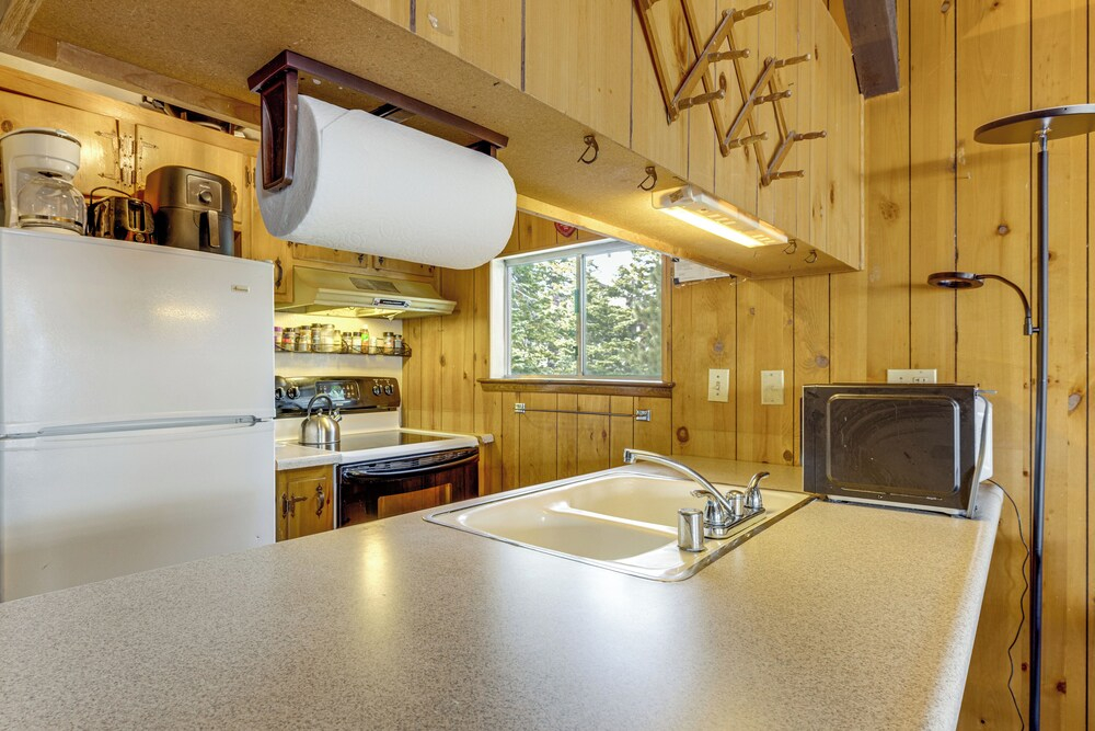 Mammoth Lakes Condo w/ Fireplace & Mountain Views