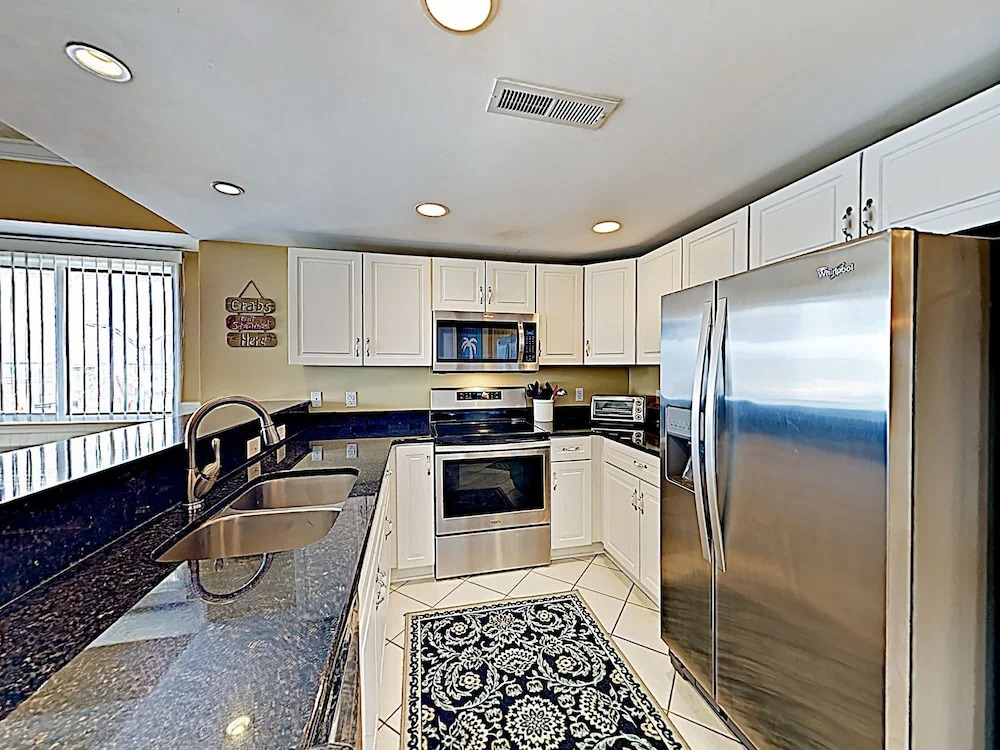 New Listing! Ocean-view W/ Rooftop Pool 4 Bedroom Condo