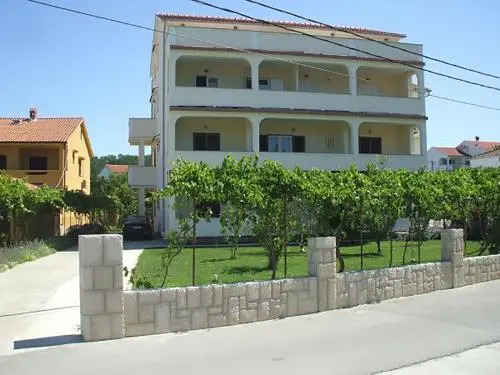 Apartments Pičuljan