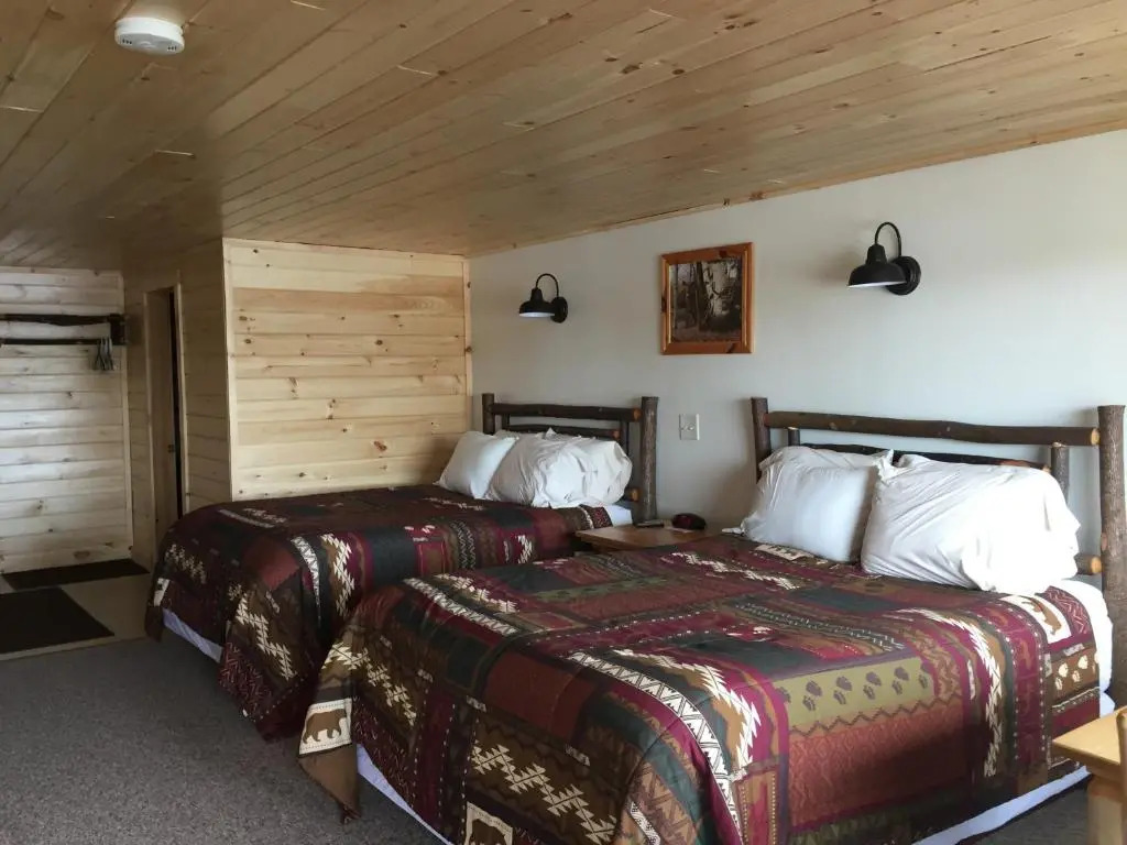 Pine Knoll Hotel Lakeside Lodge & Cabin
