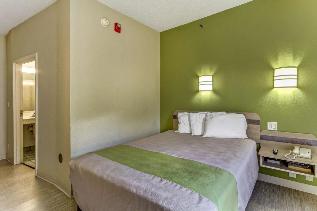 Motel 6-Medina, OH - Cleveland
