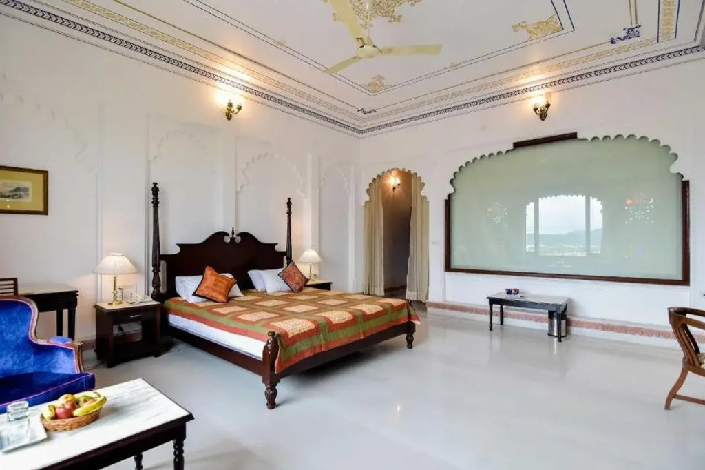 Raj Kuber - A Boutique Lake View Hotel