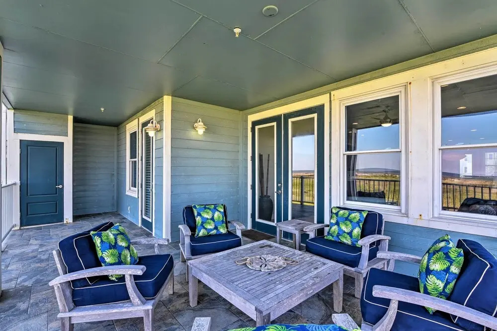 Gulf View + Beach Access: Galveston Resort Condo!