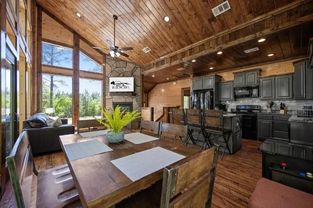 Over The Edge, 3 King w Ensuite Bath, Hot Tub, Fire Pit, Pet Friendly
