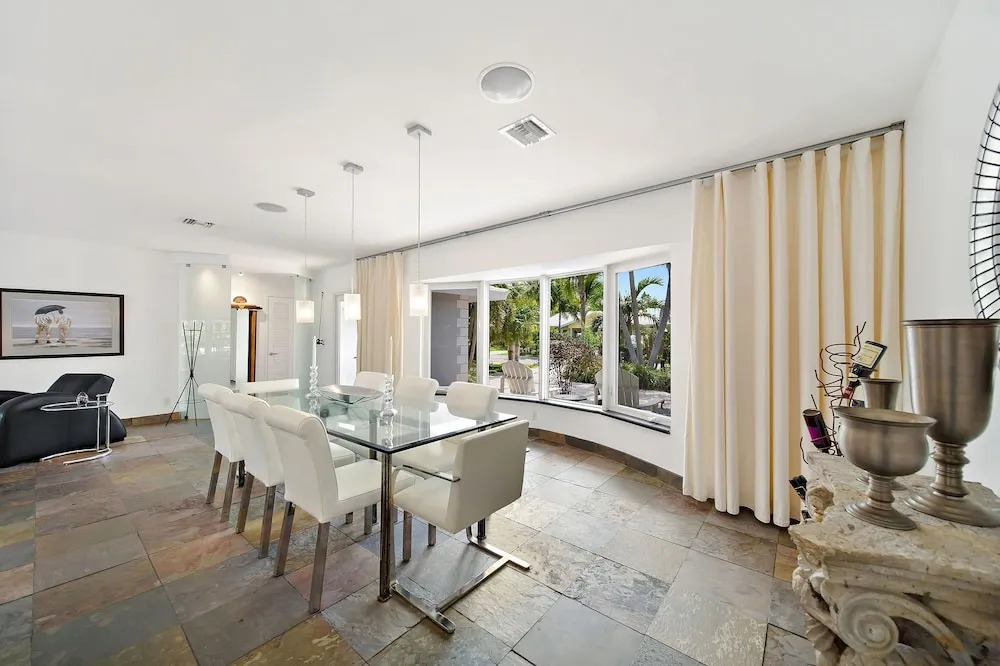 Upscale Modern Beach W/ Saltwater Pool 3 Bedroom Home