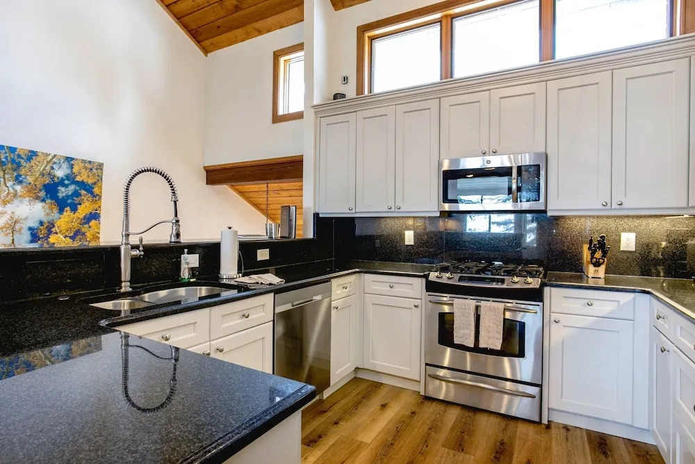 82 Ridgepoint 3 Bedroom Townhouse by RedAwning
