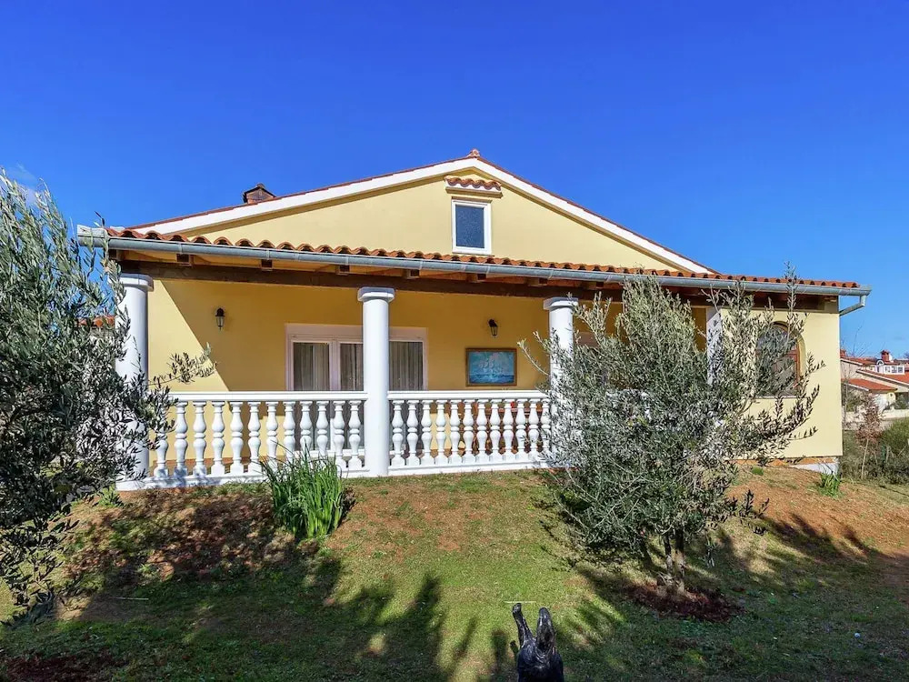 Holiday House in Liznjan With Garden & BBQ