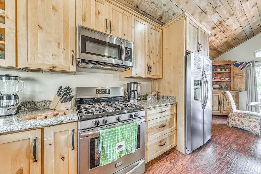 Ruidoso Cabin w/ Hot Tub, 2 Mi to Grindstone Lake!