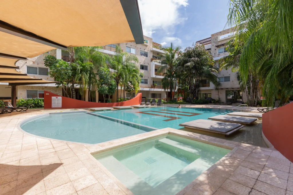 Exclusive 2 Level 3 BR Penthouse | Private Hot Tub & Roof | WiFi | Great Amenities & GYM