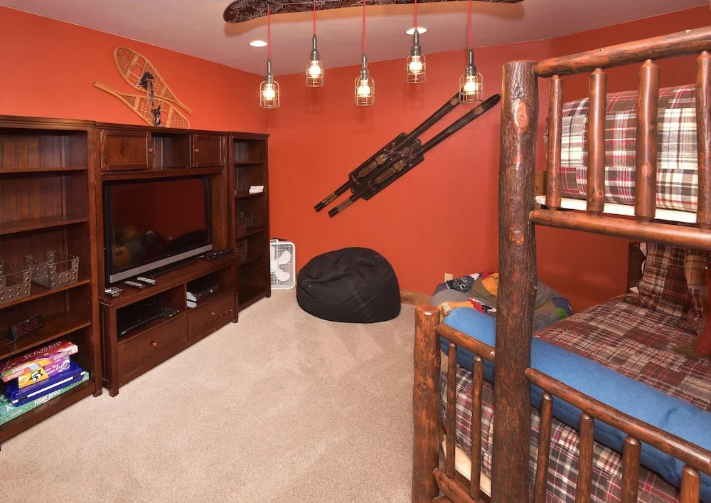 Spacious 4br 4.5ba  Ski In/out-stay +7 Nights 4 Bedroom Condo by RedAwning