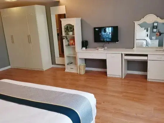 Jiatai Chain Business Hotel (Zhuanghe High-speed Railway Station)
