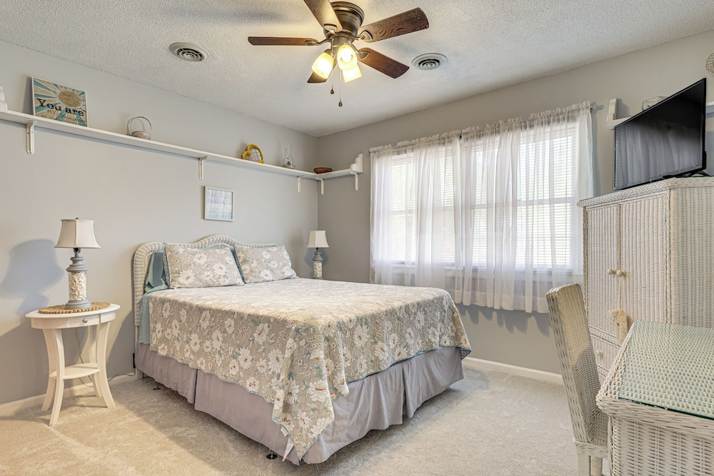 Oak Island Home w/ Fenced Yard, Walk to Long Beach