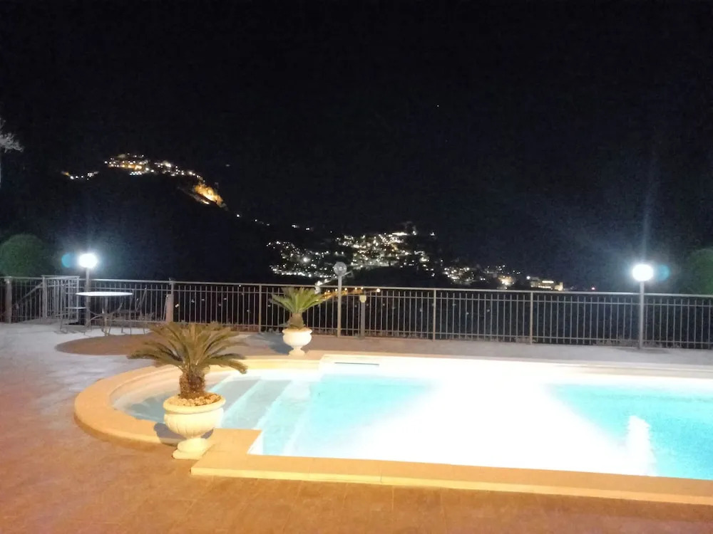 Private Apartment With Panoramic View of Taormina