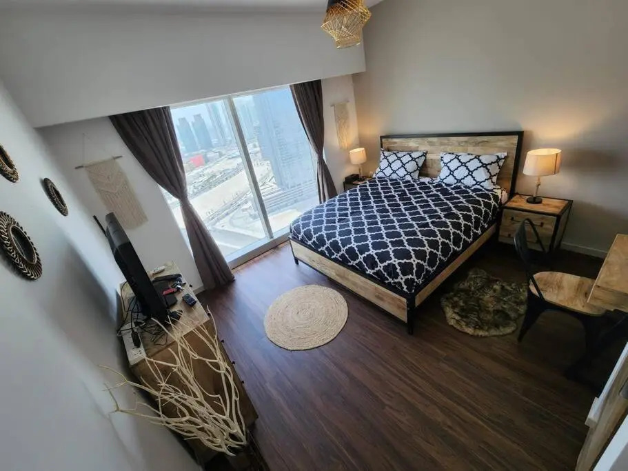 Cozy 1BR in Iconic Tower
