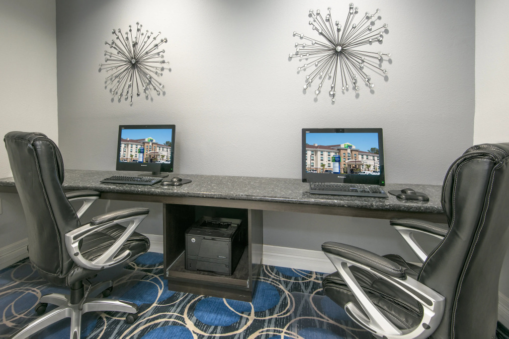 Holiday Inn Express and Suites Houston North - IAH Area by IHG