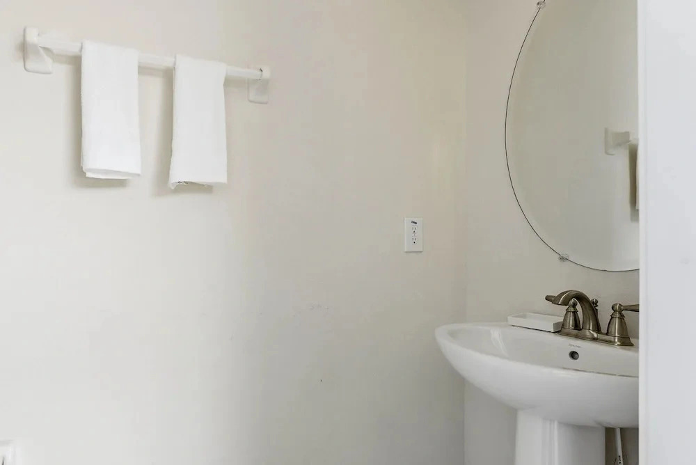 Comfort 6BR Getaway, Private Pool, Great Location