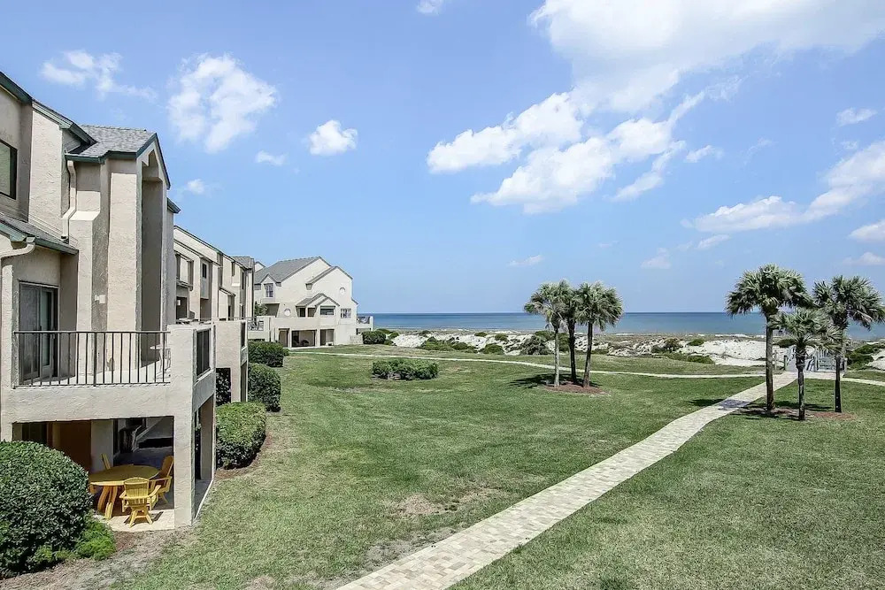 Lovely Oceanfront Townhome W/free Wifi, Central AC, Shared Pool, Private W/D