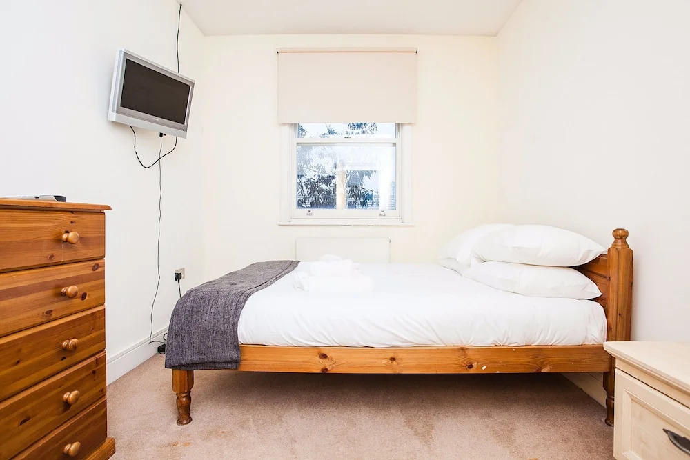 Modern & Spacious Home on Old Kent Road